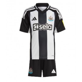 Newcastle United Heimtrikot 2024-25 Kurzarm (+ kurze hosen)